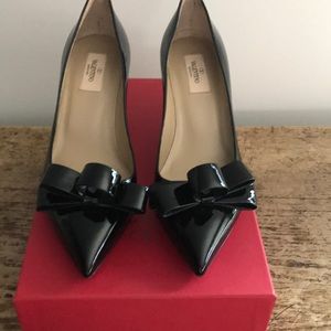 VALENTINO Garavani NWT Patent Bow Pump